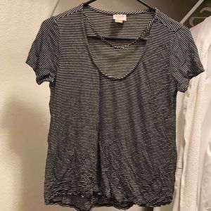 Super cute flatter black and white blouse.